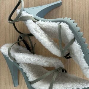 Off White fur sandals US 9